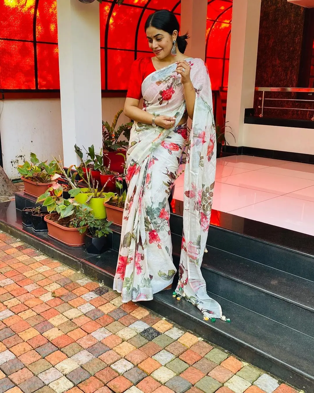 Shamna Kasim Mesmerizing Looks In Beautiful White Saree Red Blouse